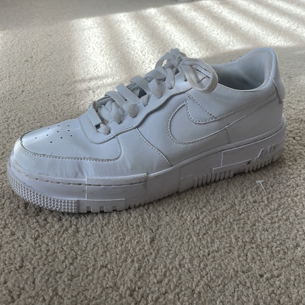 Women’s air force 1 pixel white. Size 10 - Picture 3 of 4